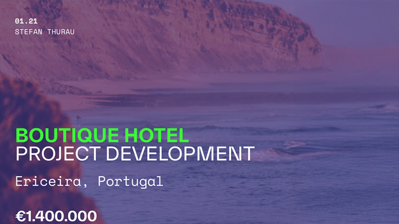 Acquista un campeggio in Portogallo Una pittoresca scogliera costiera e una spiaggia immerse in una luce soffusa, con la scritta: SVILUPPO PROGETTO BOUTIQUE HOTEL, Ericeira, Portogallo, 1.400.000 €. Ideale per investimento o glamping: il contesto è caratterizzato da onde e scogliere frastagliate. 0121Management – agente immobiliare per campeggi e vacanze