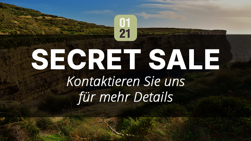 Acquista un campeggio in Portogallo Un annuncio con una scogliera sullo sfondo recita: 01 21 VENDITA SEGRETA. Contattateci per maggiori dettagli: ideale per chi desidera investire nel glamping o vendere un campeggio. 0121Management – l'agenzia immobiliare per campeggi e immobili per le vacanze.