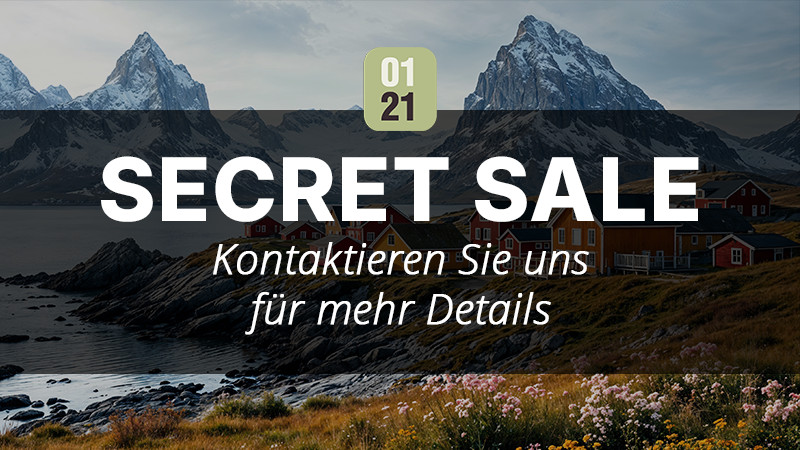 Campingplatz in Schweden kaufen Un paesaggio pittoresco con montagne, case colorate e fiori fa da sfondo. In caratteri grandi appare la scritta "SECRET SALE" e sotto, in tedesco: "Contattateci per maggiori dettagli". Ideale per chiunque voglia investire in un campeggio. In alto è indicata la data "01 21". 0121Management - l'agente immobiliare per campeggi e immobili per vacanze.