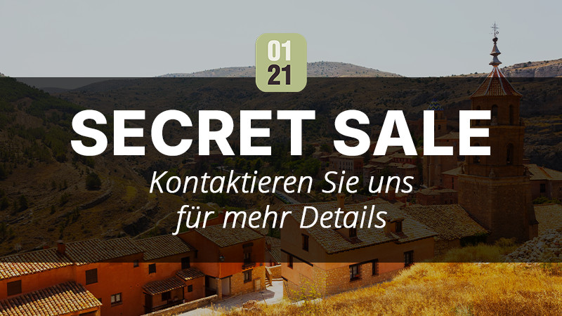 Acquista un campeggio in Spagna Immagine promozionale con "VENDITA SEGRETA" e "Contattaci per maggiori dettagli" su uno sfondo di villaggio e colline. Perfetta per chi desidera investire nel glamping o vendere un campeggio. La data 01/21 appare in alto. 0121Management - l'agenzia immobiliare specializzata in campeggi e immobili per le vacanze.